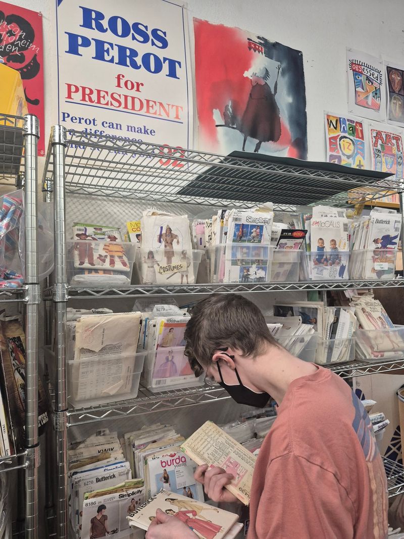 A Crowd That Shares the Shelves A Crowd That Shares the Shelves