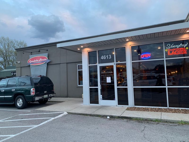 A Hermitage Pizza Spot With an Old-School Feel A Hermitage Pizza Spot With an Old-School Feel