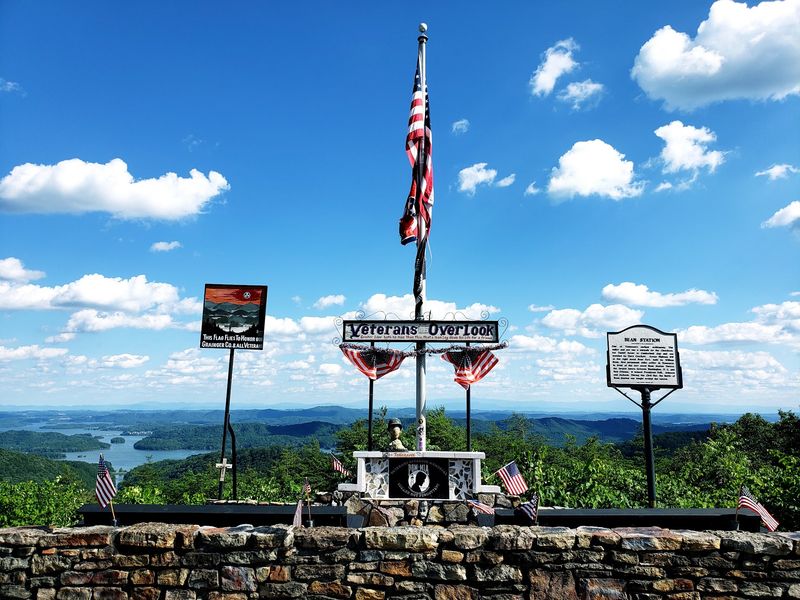 A Memorial Up Here Turns a Pretty Stop Into a Meaningful One