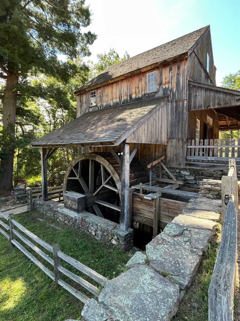 An 1830s Community in Sturbridge An 1830s Community in Sturbridge