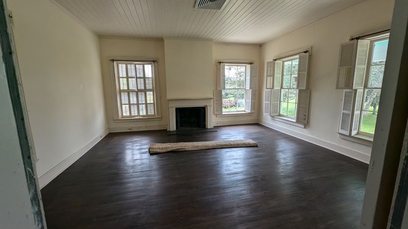 An Empty House That Fills Your Imagination An Empty House That Fills Your Imagination