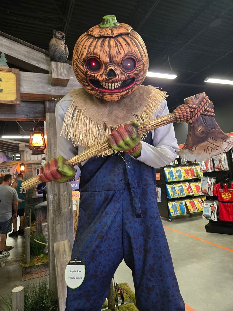 Animatronics That Turn A Front Porch Into A Fright Zone Animatronics That Turn A Front Porch Into A Fright Zone