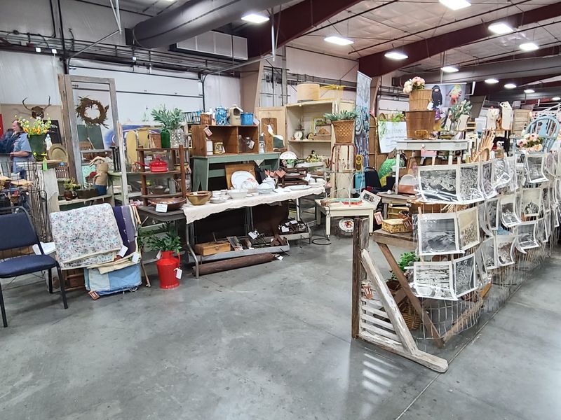 Bella Rustina Modern Vintage Market, Conway, AR