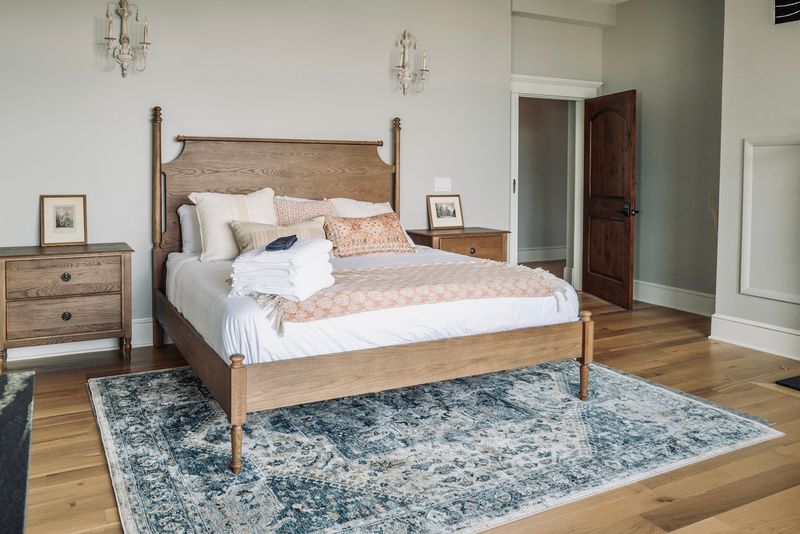 Comfortable Rooms That Invite You to Stay In