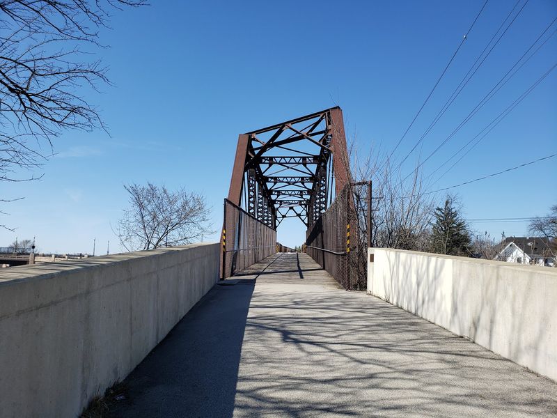 Illinois Prairie Path – Wheaton Trailhead (Wheaton)
