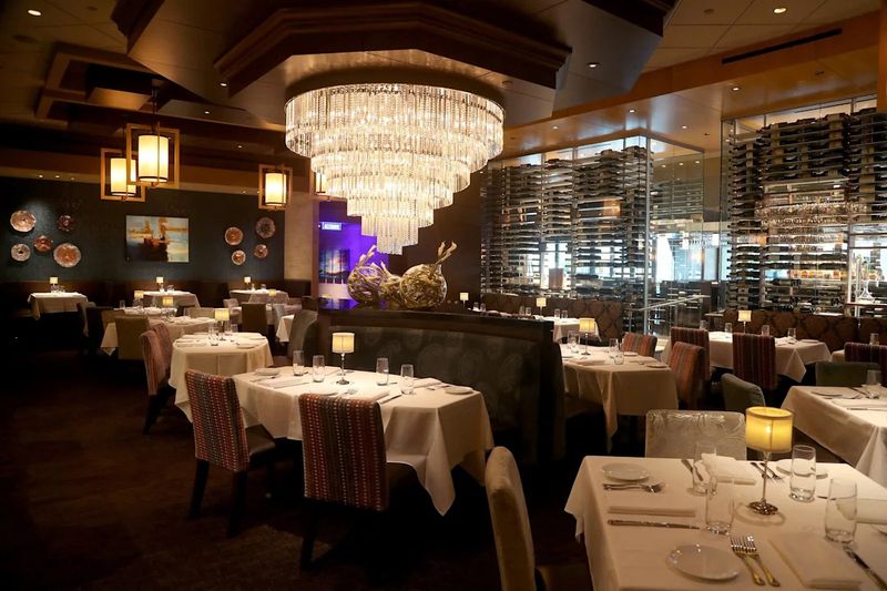 Eddie V’s Prime Seafood: Dinner With Downtown Energy Eddie V’s Prime Seafood: Dinner With Downtown Energy
