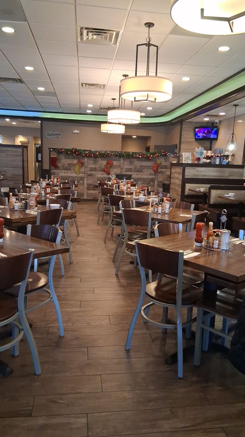 Friendly Faces and Spotless Tables Set the Mood Friendly Faces and Spotless Tables Set the Mood