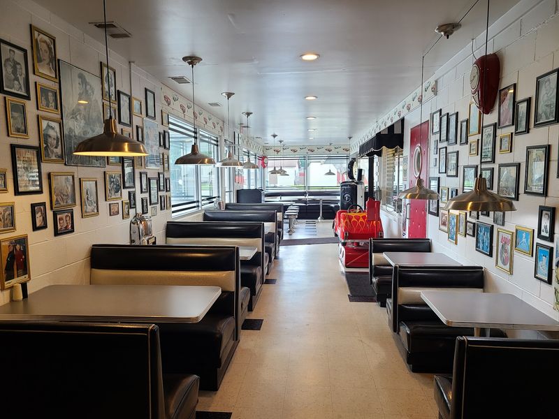 Every Wall Inside Is Busy Showing Off The ’50s Every Wall Inside Is Busy Showing Off The ’50s