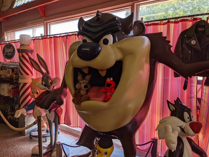 Giant Cartoon Friends Are Waiting to Say Hi Giant Cartoon Friends Are Waiting to Say Hi