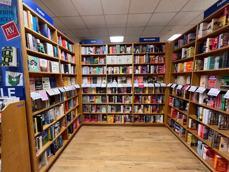 Handwritten Notes From Booksellers Make Browsing Feel Like a Treasure Hunt Handwritten Notes From Booksellers Make Browsing Feel Like a Treasure Hunt