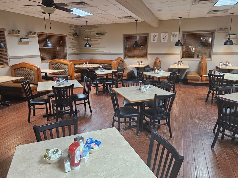 The Small-Town Rhythm Behind the Big Meals