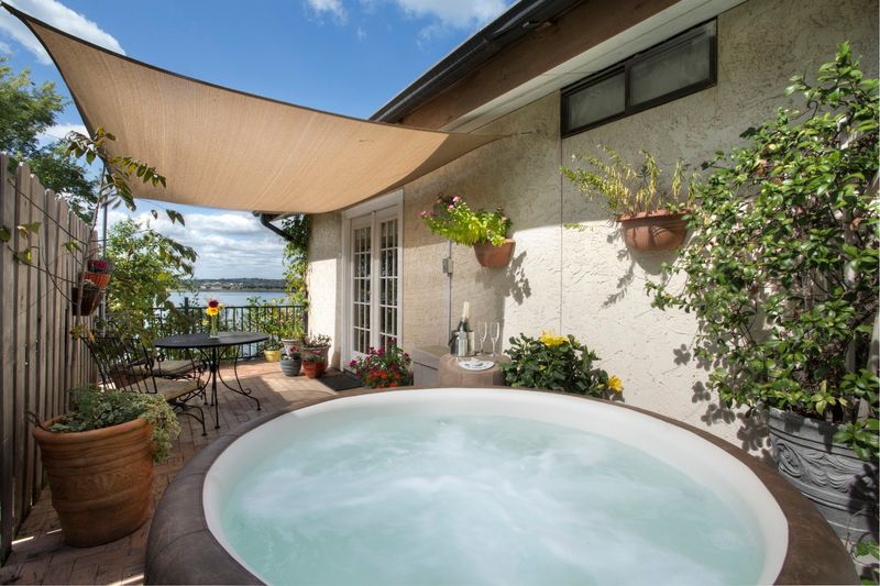 Lakehouse Bed and Breakfast (Canyon Lake)
