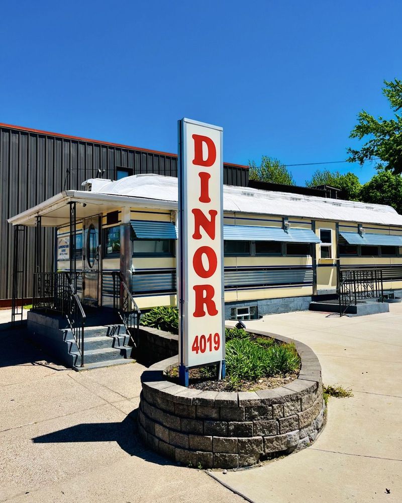 Lawrence Park Dinor (Erie)