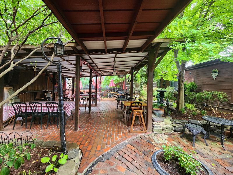Lunch, Little Ones, And Even Your Dog Have A Spot Here Lunch, Little Ones, And Even Your Dog Have A Spot Here