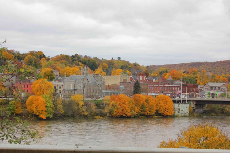 Oil City: River Scenery and Creative Energy Oil City: River Scenery and Creative Energy