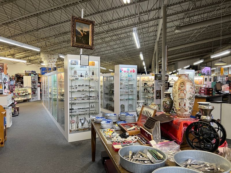 One Giant Room, Many Sellers One Giant Room, Many Sellers