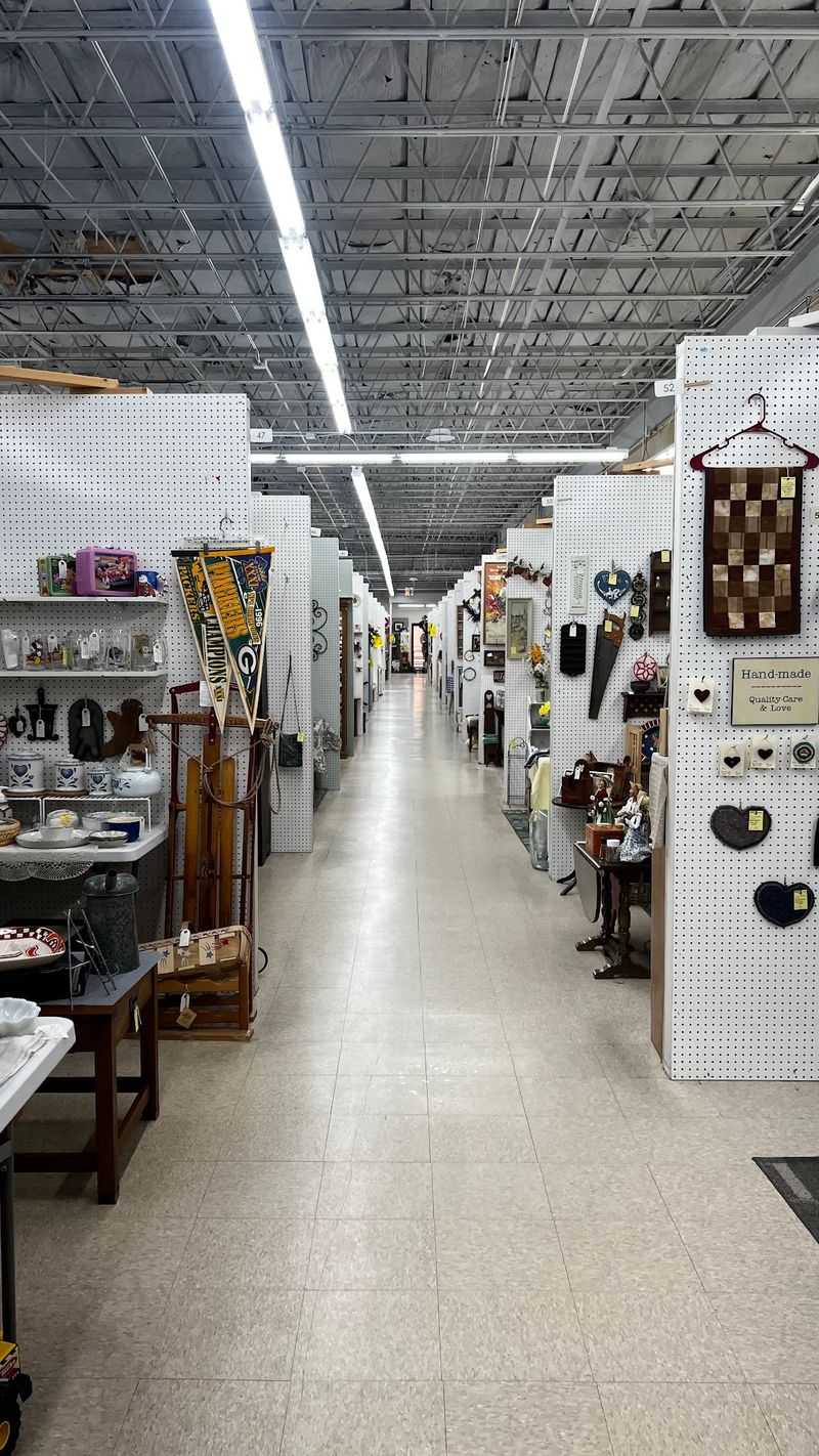 Hidden Treasures Mall & Antiques (Loves Park)