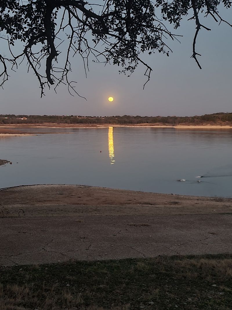 Quiet Evenings and Lake Views Quiet Evenings and Lake Views