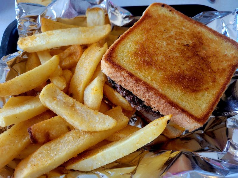 Lunch Brings a Half-Pound Burger on Texas Toast