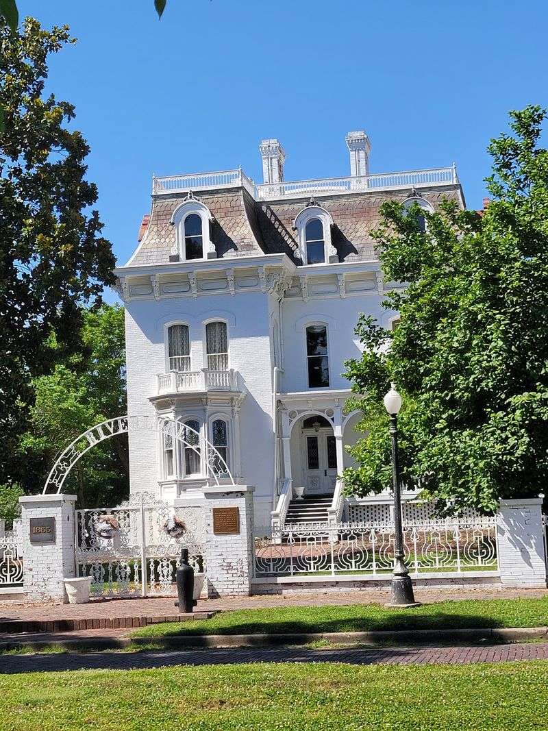 Mansions From Cairo's Steamboat Glory Days