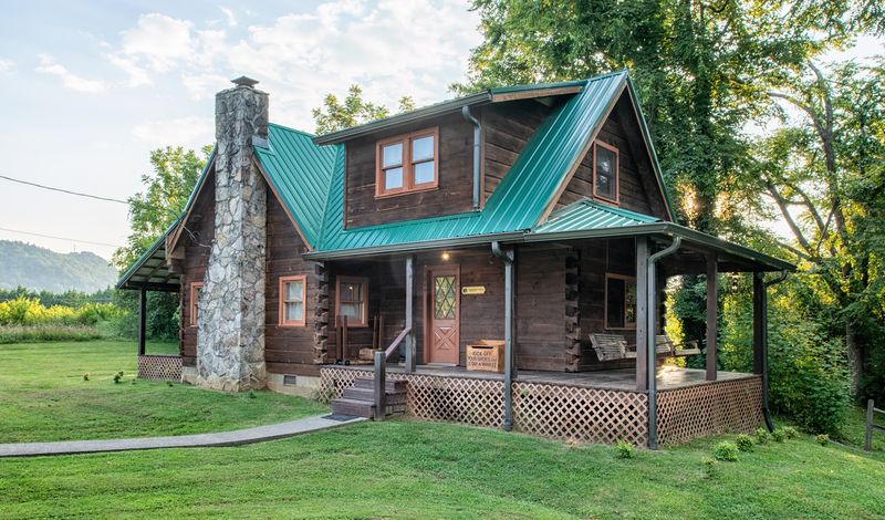 Rippling Waters Retreat | Riverfront Cabin, Townsend, TN Rippling Waters Retreat | Riverfront Cabin, Townsend, TN