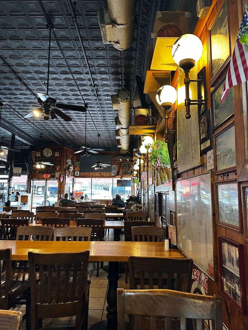 Shared Tables Give Dinner a Different Rhythm Shared Tables Give Dinner a Different Rhythm