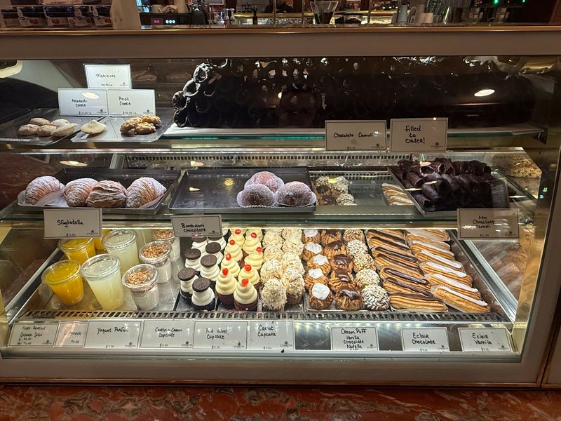 The Cannoli That Earned Its Headline The Cannoli That Earned Its Headline