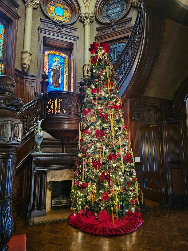 The Holidays Turn This Mansion Into A Living Christmas Card The Holidays Turn This Mansion Into A Living Christmas Card