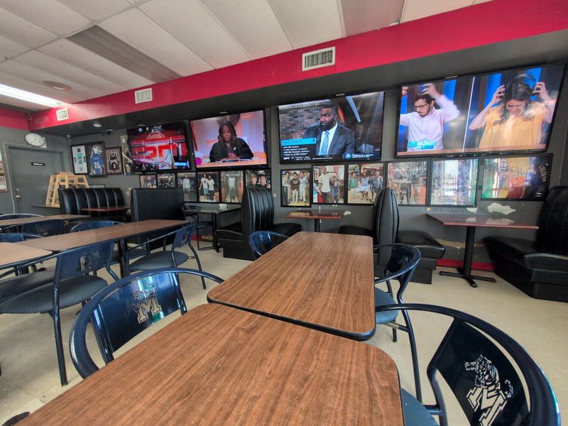 The No-Frills Memphis Atmosphere Adds to the Experience The No-Frills Memphis Atmosphere Adds to the Experience