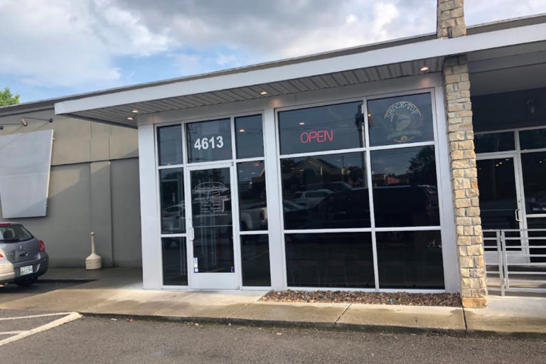 This Old-School Tennessee Pizza Spot Is Known for Big Plates and Fair Prices