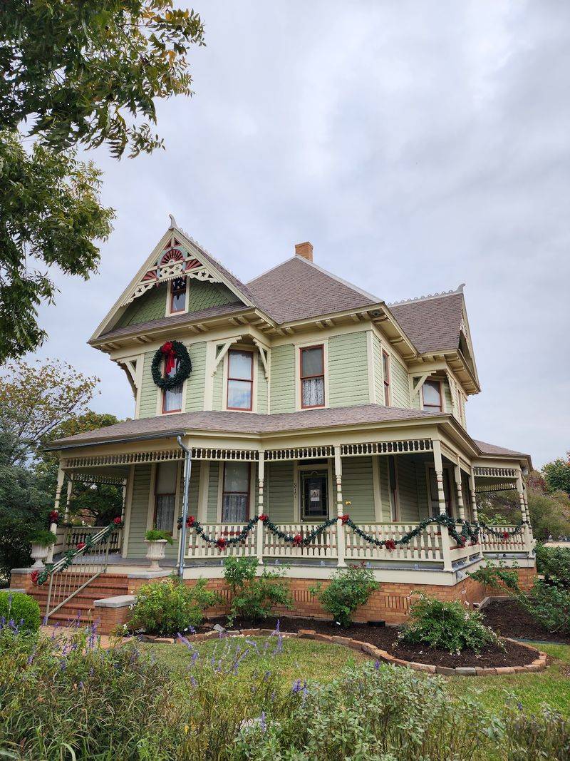 Victorian Rooms Set A Moody Mood At The Bayless-Selby House