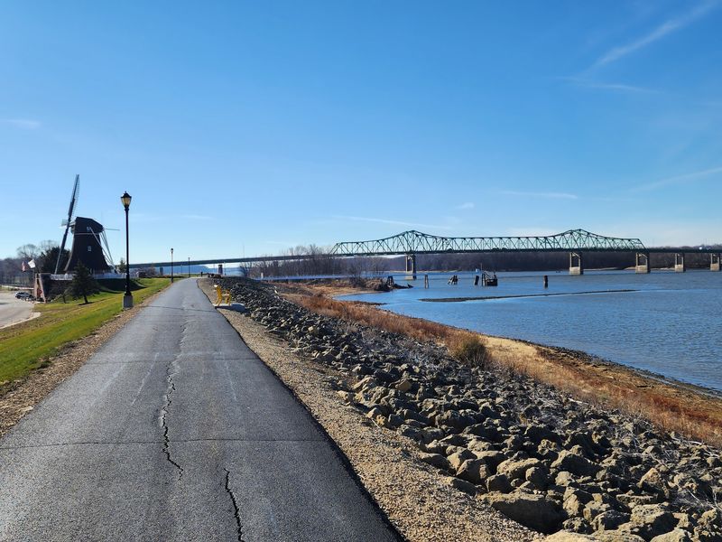 Rolling Along the Great River Trail Rolling Along the Great River Trail