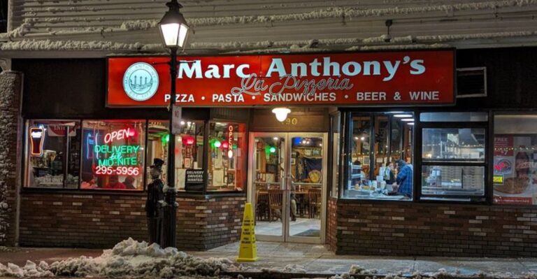 A Tiny Massachusetts Coastal Village Has A Pizzeria People Keep Coming Back To