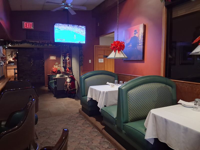 Dinner Here Arrives in Courses, Just Like It Used To