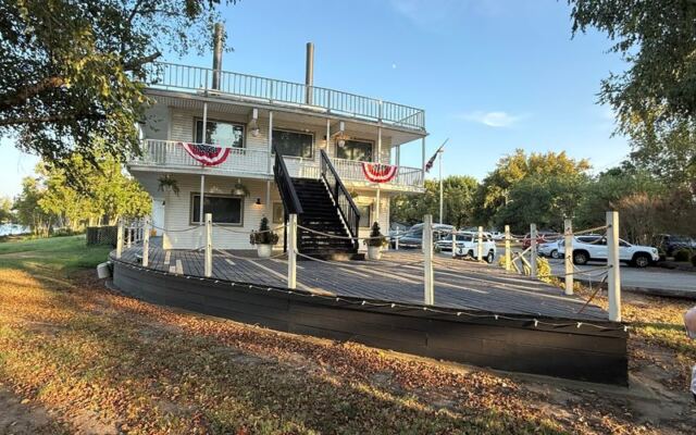 This Arkansas Seafood Buffet Has Delta Families Driving An Hour For Crab Legs And Fried Catfish