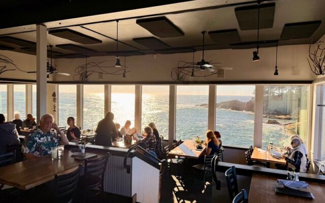 This Oregon Restaurant Perches on a Cliff So You Watch Whales Spout Over Your Clam Chowder
