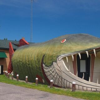 Minnesota Has A Restaurant Where You Eat Lunch Inside A Giant Fish
