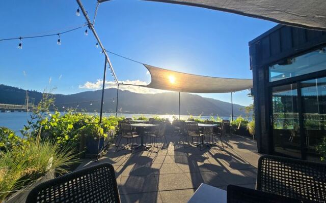 This Oregon Dining Deck Pairs Homemade Pasta With Sunsets Over the Columbia River
