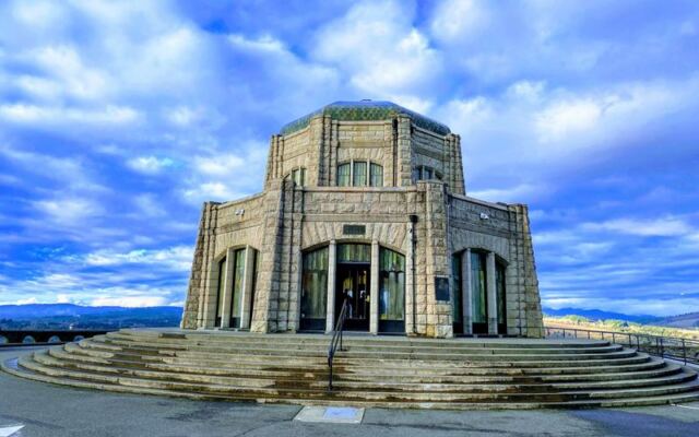 This Stone Oregon Landmark Turns a Simple Roadside Stop Into a Front-Row Seat to the Columbia River Gorge