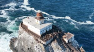 This Oregon Lighthouse Has a Story So Dark It Became a Final Resting Place