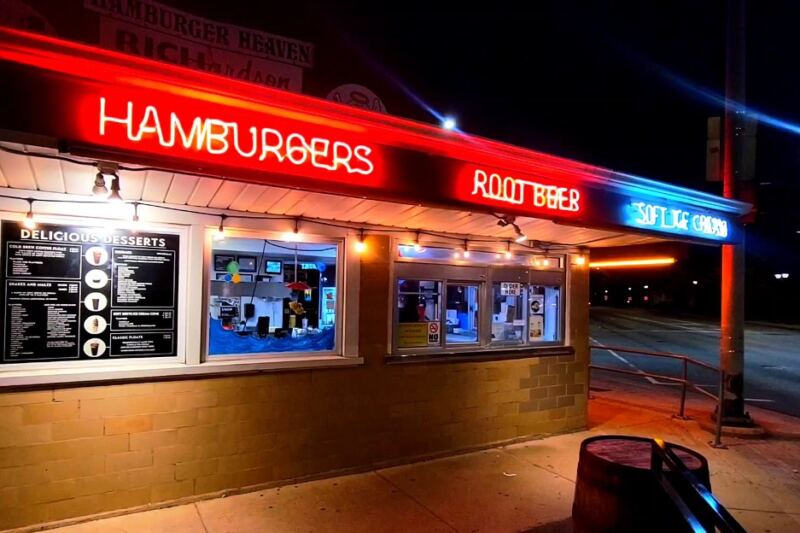 This Unassuming Illinois Restaurant Serves Massive Burgers Famous Throughout the Midwest