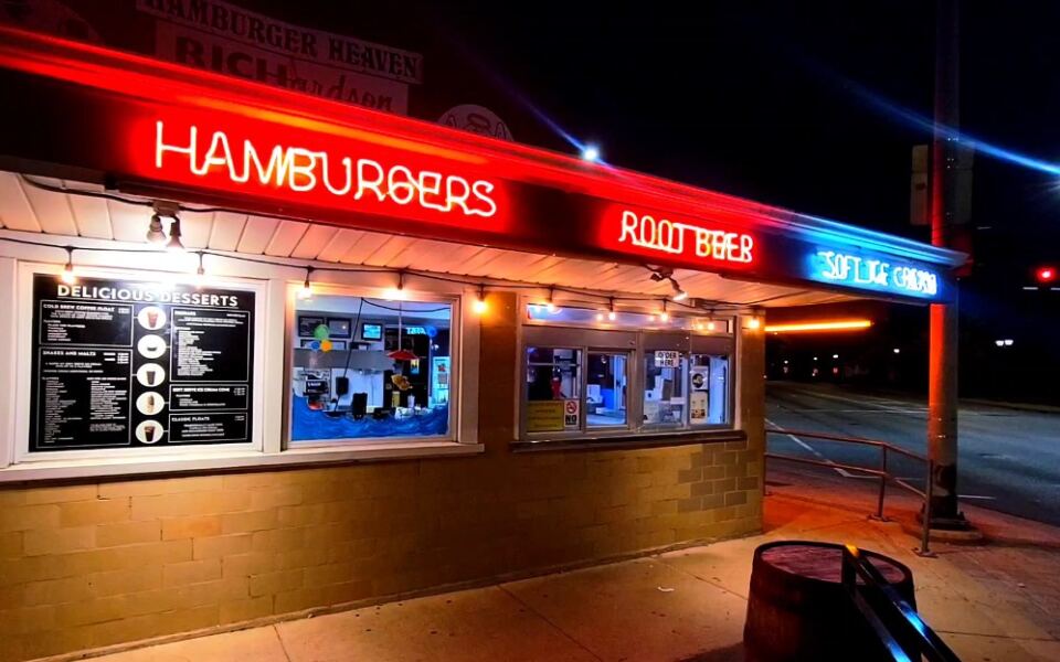 This Unassuming Illinois Restaurant Serves Massive Burgers Famous Throughout the Midwest