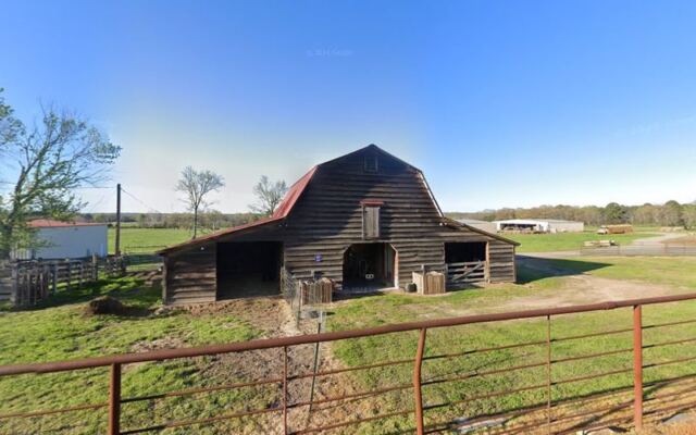 4 Arkansas Farm Stands And Butcher Shops Where Families Stock Up On Eggs, Honey, And Beef For Less
