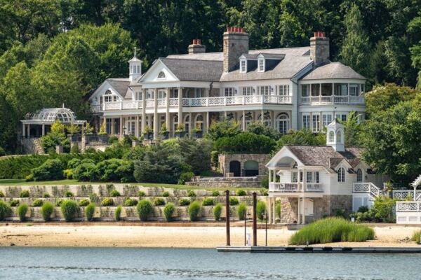 The Long Island Beach Where New Yorkers Rake Up Their Own Clam Dinner At Low Tide