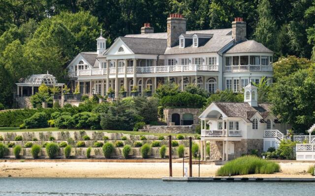The Long Island Beach Where New Yorkers Rake Up Their Own Clam Dinner At Low Tide