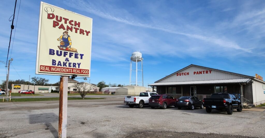 This Oklahoma Main Street Buffet Hides Fried Chicken, Hand-Cut Noodles And A Wall Of Pie Behind Plain Brick