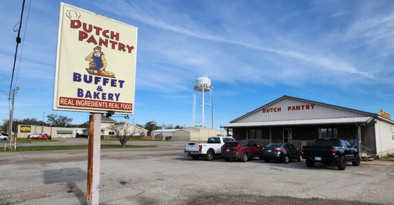 This Oklahoma Main Street Buffet Hides Fried Chicken, Hand-Cut Noodles And A Wall Of Pie Behind Plain Brick