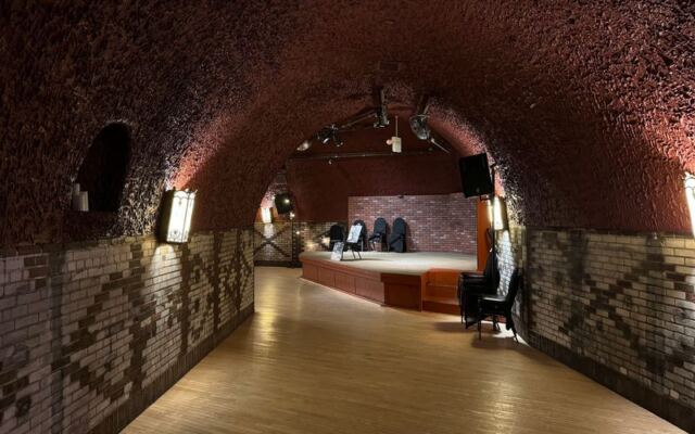 Gangsters Once Hid In These 12,000-Square-Foot Underground Minnesota Caves, And You Can Walk Through Them
