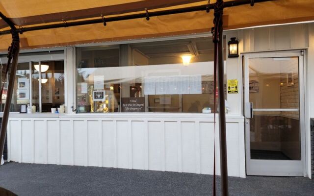 Oregon’s 24-Hour Pie House Serves Lemon Meringue That Hits Different at Midnight