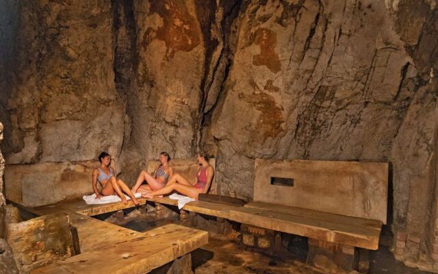 Glenwood Springs Has A Vapor Cave Where Grown-Ups Sweat Out Winter In Underground Grottoes